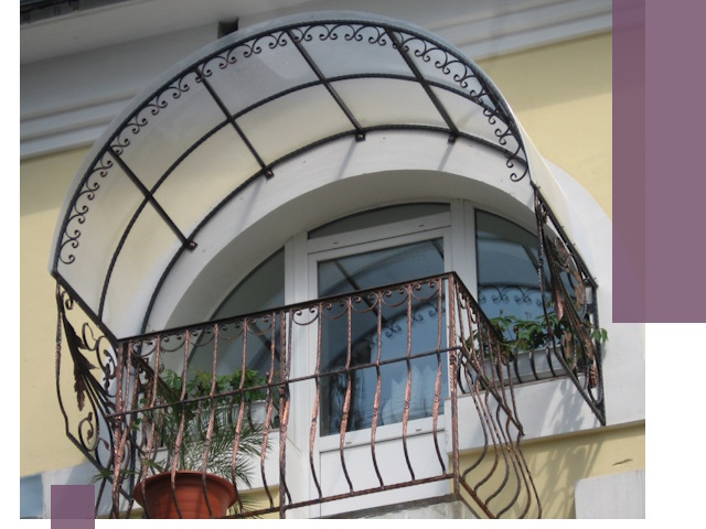 Козырьки над балконом в Благовещенске — изготовление и монтаж